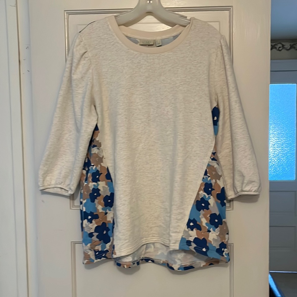 This shirt has pockets!!!!!